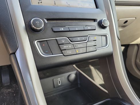 Used 2018 Ford Fusion SE FWD image 17