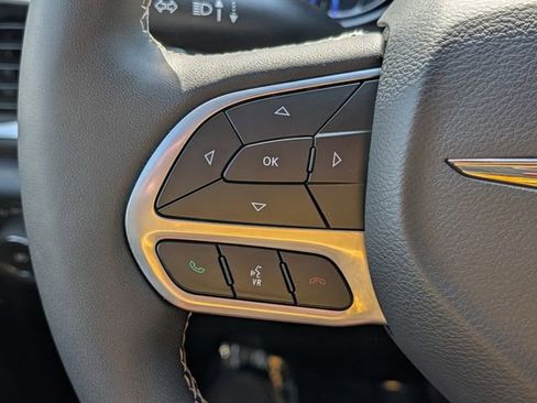 Used 2025 Chrysler Pacifica Select FWD image 18