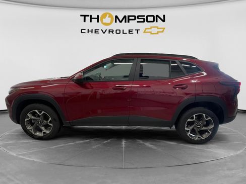 Used 2025 Chevrolet Trax LT FWD image 2