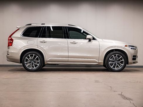 Used 2017 Volvo XC90 T6 Momentum w/ Momentum Plus Package image 16