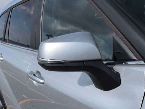 Used 2023 Toyota Highlander XLE FWD image 12