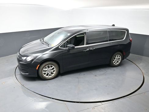 Used 2023 Chrysler Voyager LX FWD image 19