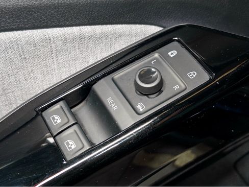 Used 2023 Volkswagen ID.4 Pro AWD/4WD image 7