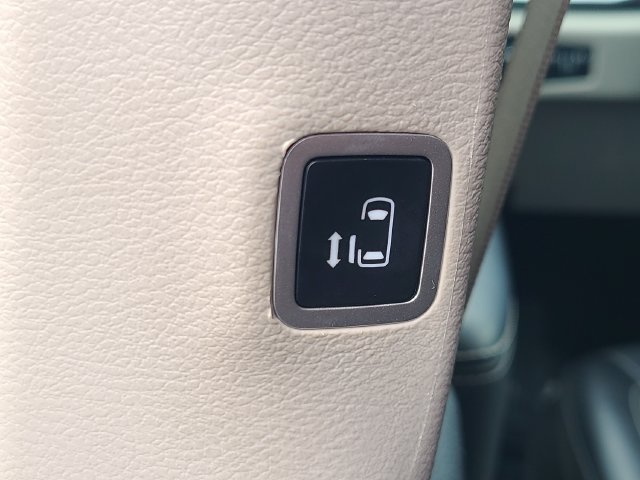 Used 2023 Chrysler Pacifica Touring-L FWD image 18