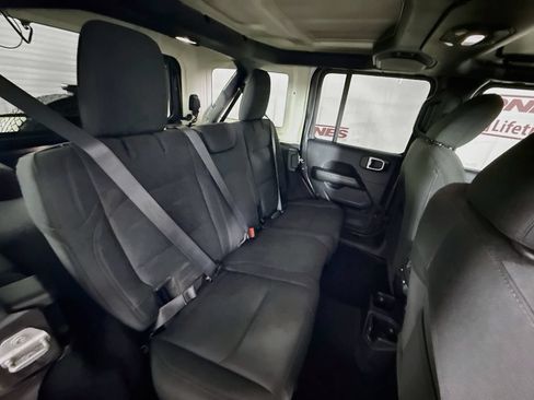 Used 2018 Jeep Wrangler Unlimited Sahara AWD/4WD image 28
