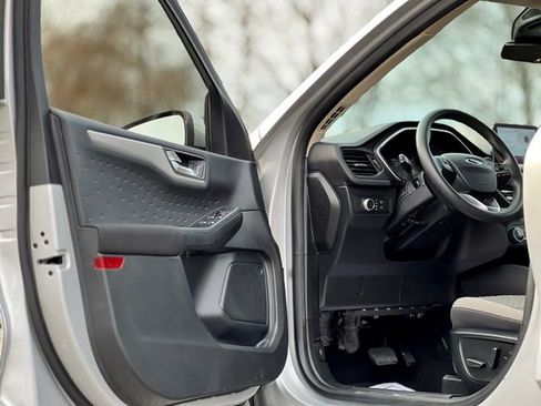 Used 2020 Ford Escape SE image 9