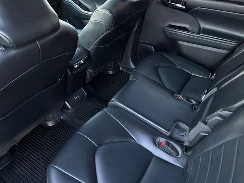 Used 2022 Toyota Highlander XLE image 4