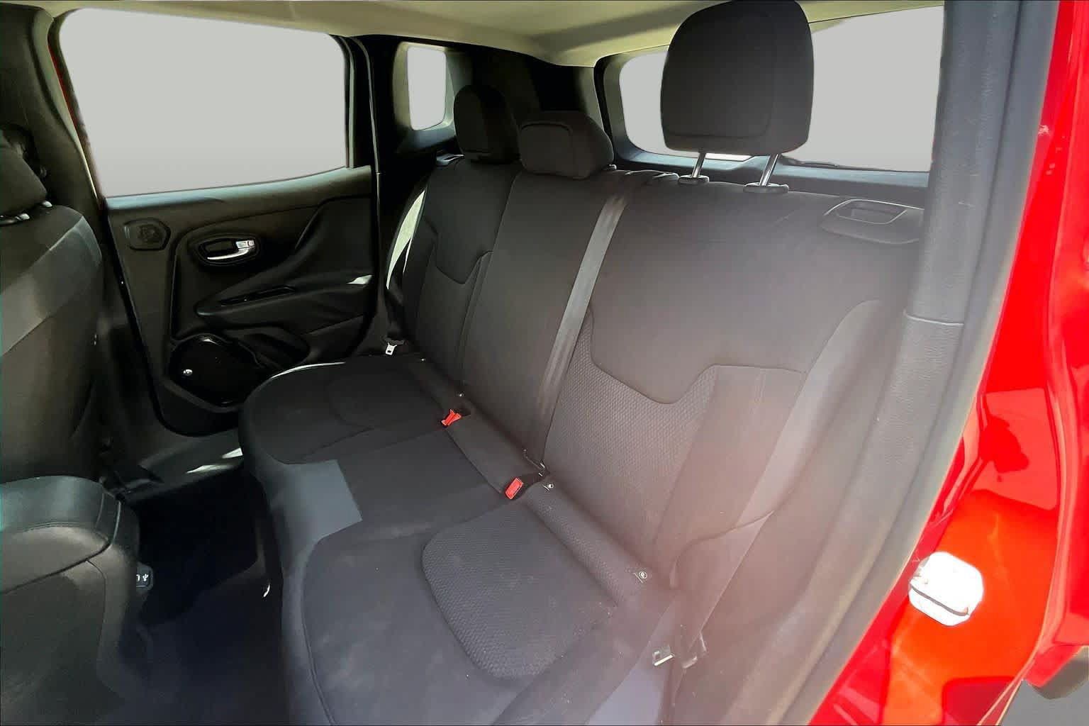 Used 2018 Jeep Renegade Altitude FWD image 18