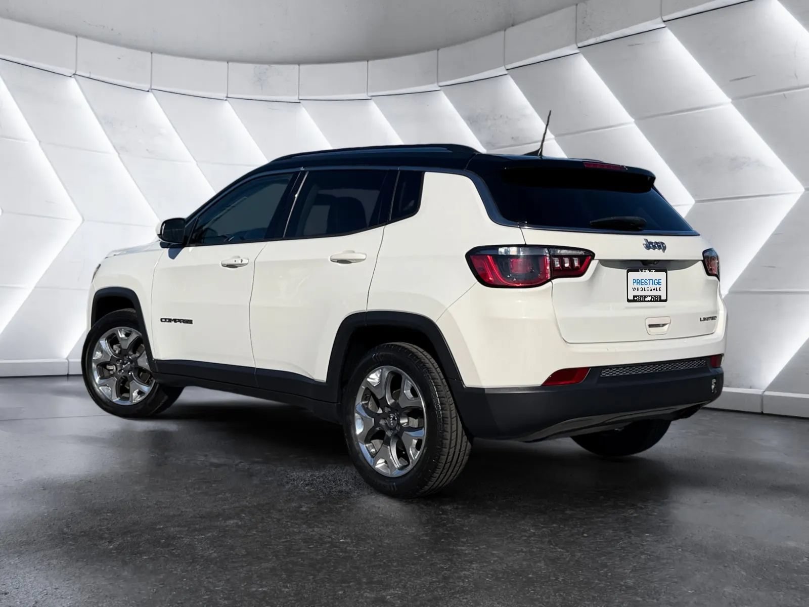 Used 2018 Jeep Compass Limited w/ Navigation Group FWD image 3