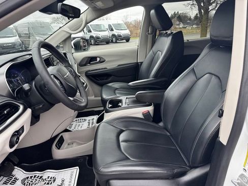 Used 2023 Chrysler Pacifica Touring-L image 23