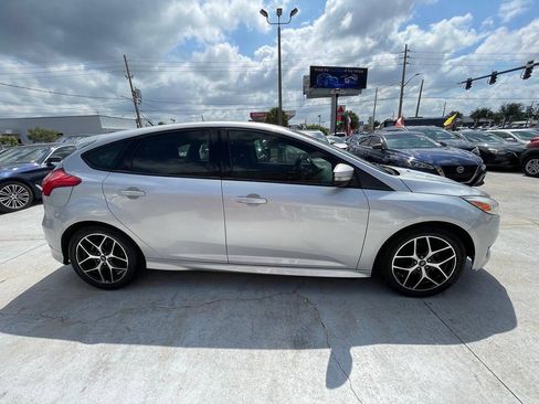 Used 2016 Ford Focus SE w/ SE Sport Package FWD image 18
