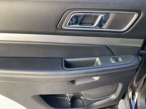 Used 2019 Ford Explorer XLT w/ Equipment Group 202A AWD/4WD image 14