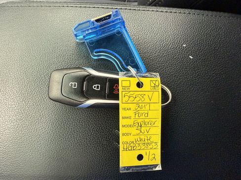 Used 2017 Ford Explorer XLT image 27