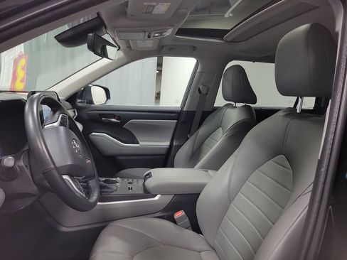 Used 2023 Toyota Highlander XLE AWD/4WD image 15