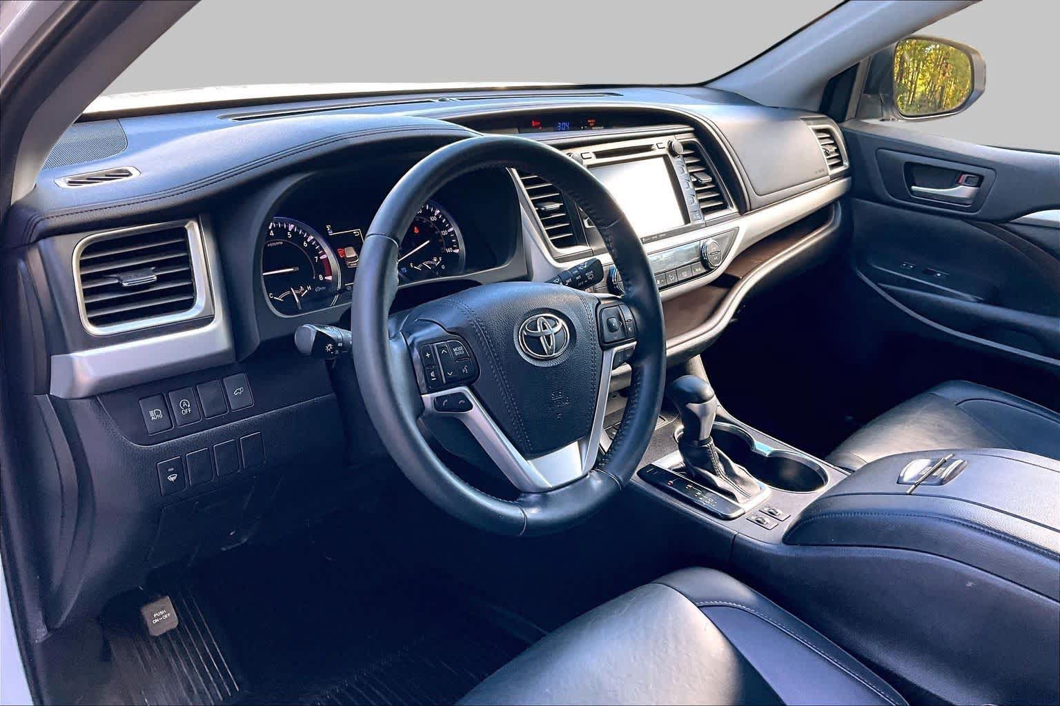 Certified 2019 Toyota Highlander XLE AWD/4WD image 17