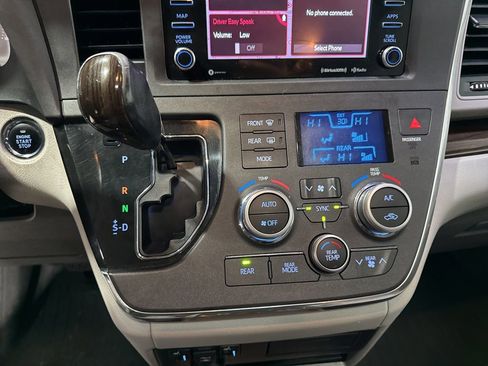 Used 2018 Toyota Sienna XLE Premium w/ Carpet Mat Package image 21