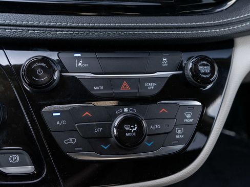 Used 2022 Chrysler Pacifica Touring-L FWD image 20