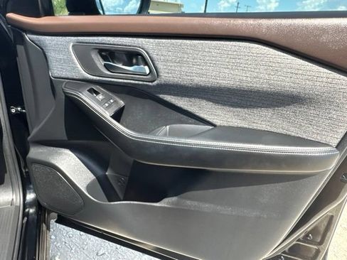 Used 2023 Nissan Rogue SV AWD/4WD image 17