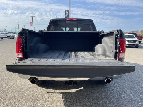 Used 2019 RAM 1500 Classic SLT w/ SLT Plus D←cor Group AWD/4WD image 9