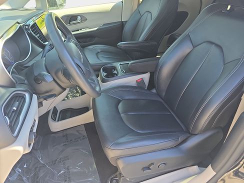 Used 2024 Chrysler Pacifica Touring-L FWD image 13