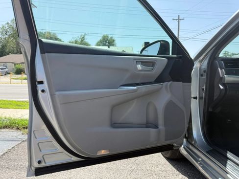 Used 2017 Toyota Camry SE w/ Moonroof Package FWD image 10