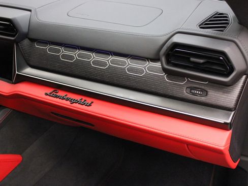 Used 2025 Lamborghini Urus SE image 48