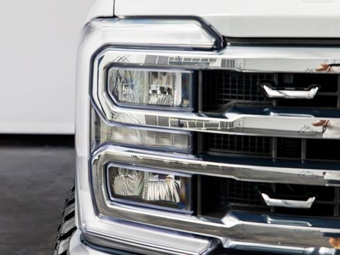 Used 2025 Ford F250 Lariat AWD/4WD image 3