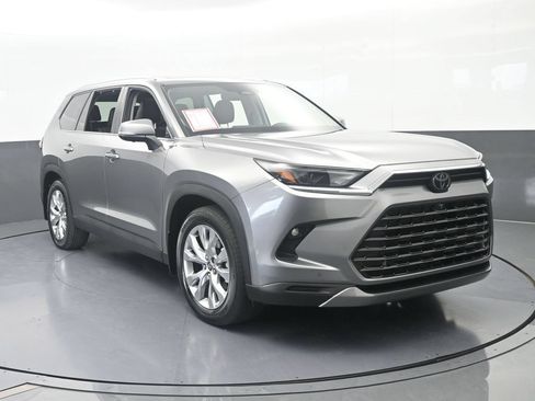 Used 2025 Toyota Grand Highlander AWD image 9