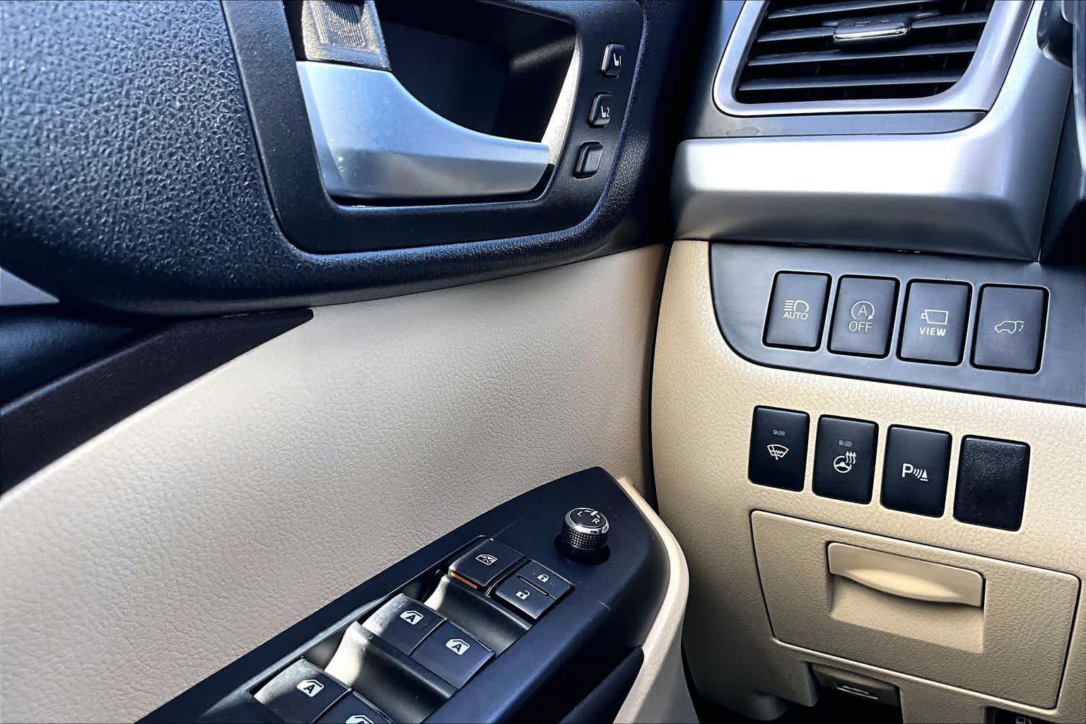 Used 2017 Toyota Highlander Limited Platinum FWD image 32