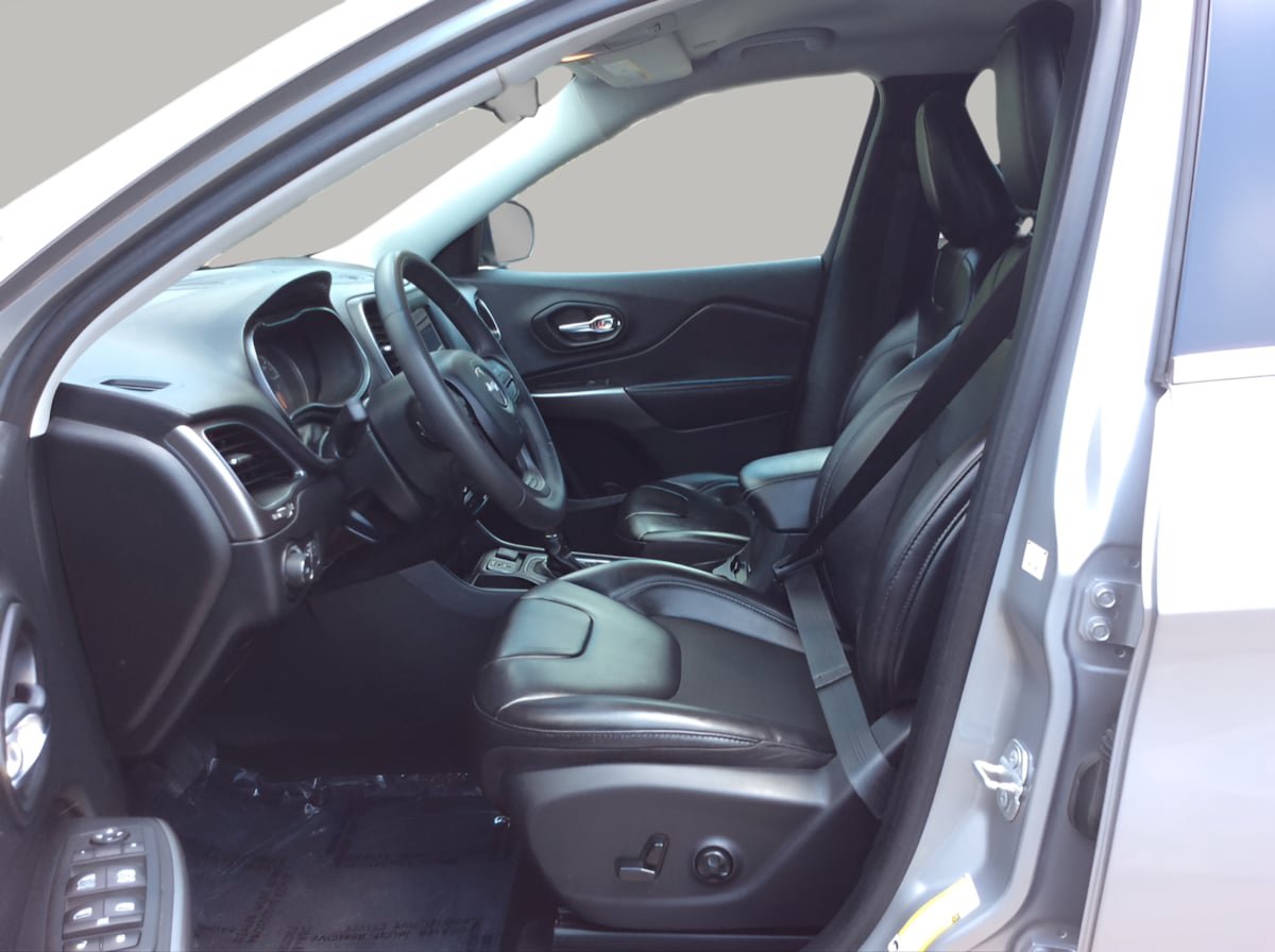Used 2020 Jeep Cherokee Latitude Plus FWD image 15
