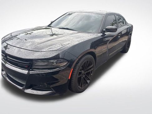 Used 2020 Dodge Charger SXT w/ Leather Interior Group RWD image 2