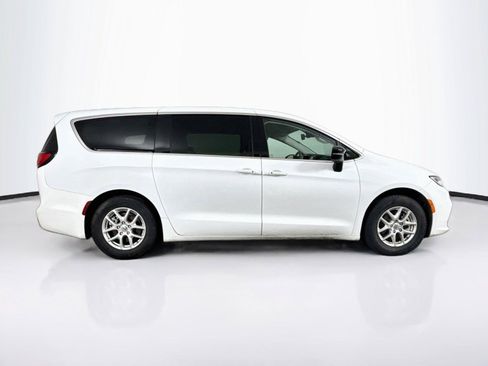 Used 2024 Chrysler Pacifica Touring-L FWD image 4