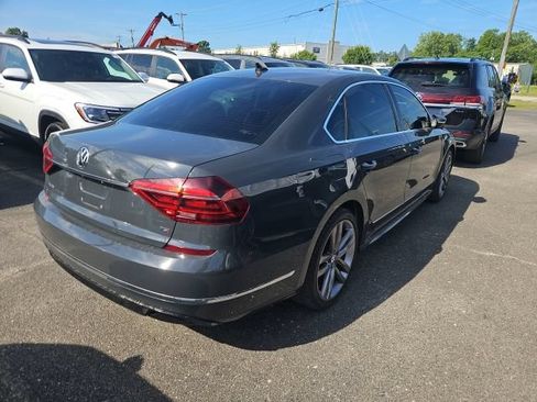 Used 2017 Volkswagen Passat 1.8T R-Line w/ R-Line Lighting Package FWD image 3