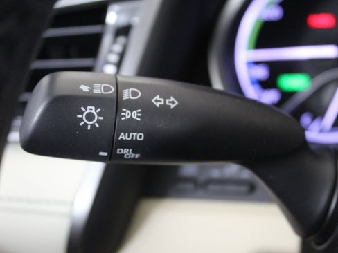 Used 2021 Toyota Camry XLE w/ Navigation Upgrade Package image 31