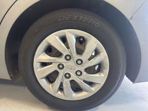 Used 2019 Hyundai Elantra SE image 9