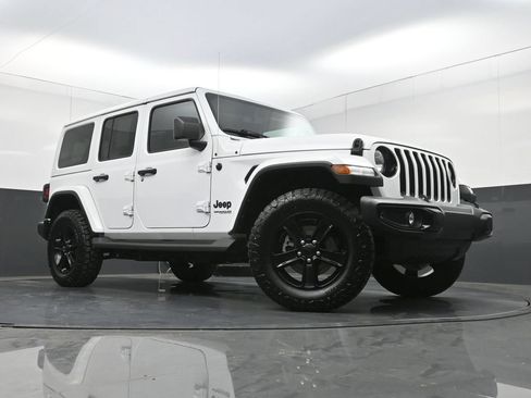 Used 2022 Jeep Wrangler Unlimited Sahara AWD/4WD image 26