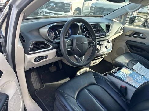 Used 2024 Chrysler Pacifica Touring-L FWD image 7