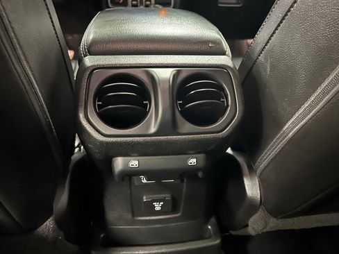 Used 2018 Jeep Wrangler Unlimited Sahara image 14