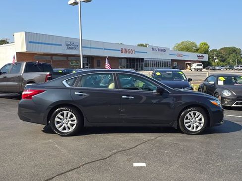 Used 2016 Nissan Altima 2.5 S w/ Power Driver Seat Package FWD image 2