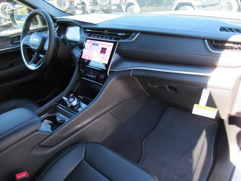 New 2025 Jeep Grand Cherokee Limited image 12