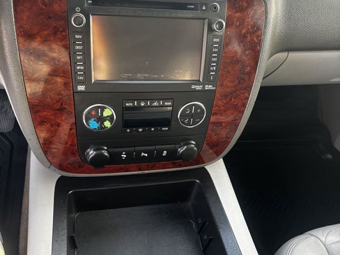 Used 2014 Chevrolet Suburban LT image 10