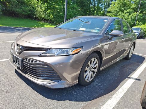 Used 2018 Toyota Camry LE FWD image 2
