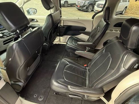 Used 2018 Chrysler Pacifica Touring-L w/ Premium Audio Group image 29