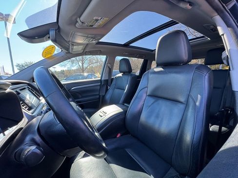 Used 2017 Toyota Highlander Limited image 25