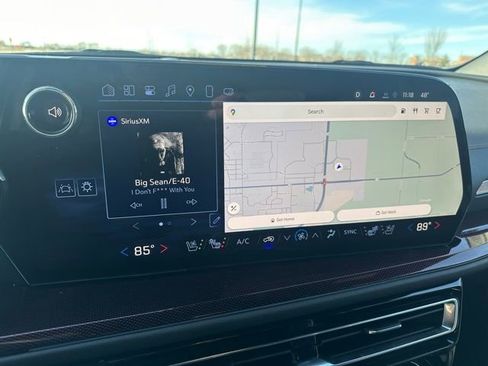 Used 2025 Chevrolet Traverse RS image 32