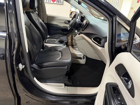 Used 2023 Chrysler Pacifica Touring-L FWD image 36