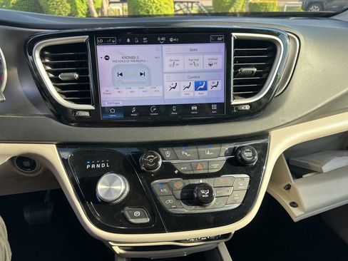 Used 2023 Chrysler Pacifica Touring-L FWD image 14