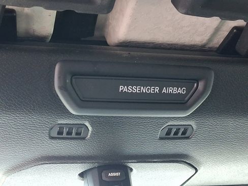 Used 2018 Jeep Wrangler Unlimited Sahara image 32