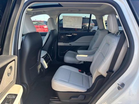 New 2026 Lincoln Aviator AWD image 11