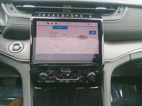 Used 2023 Jeep Grand Cherokee Limited AWD/4WD image 33